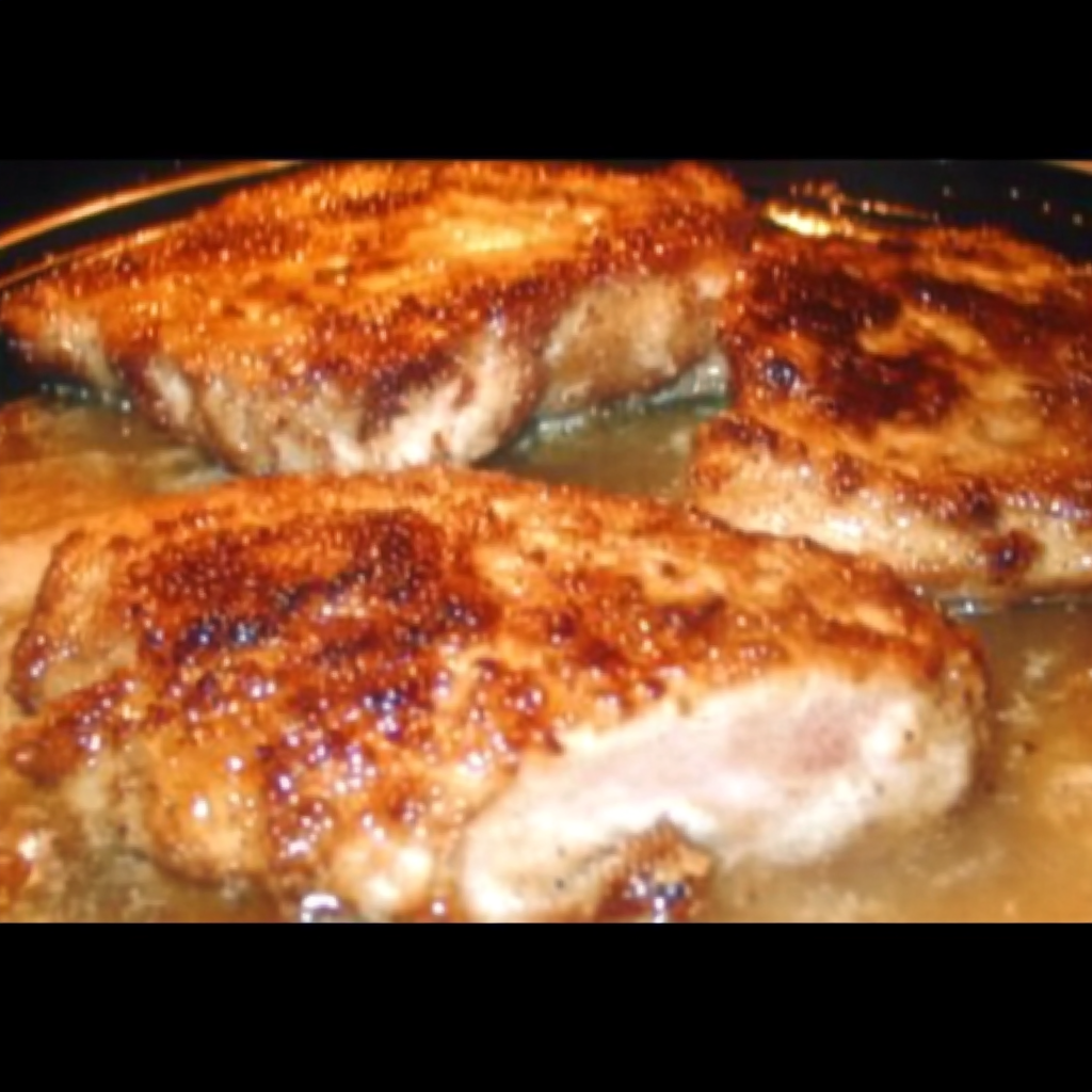 juicy pork chops, tender pork chop recipe, pork chops with gravy, easy pork chop recipe, moist pork chops