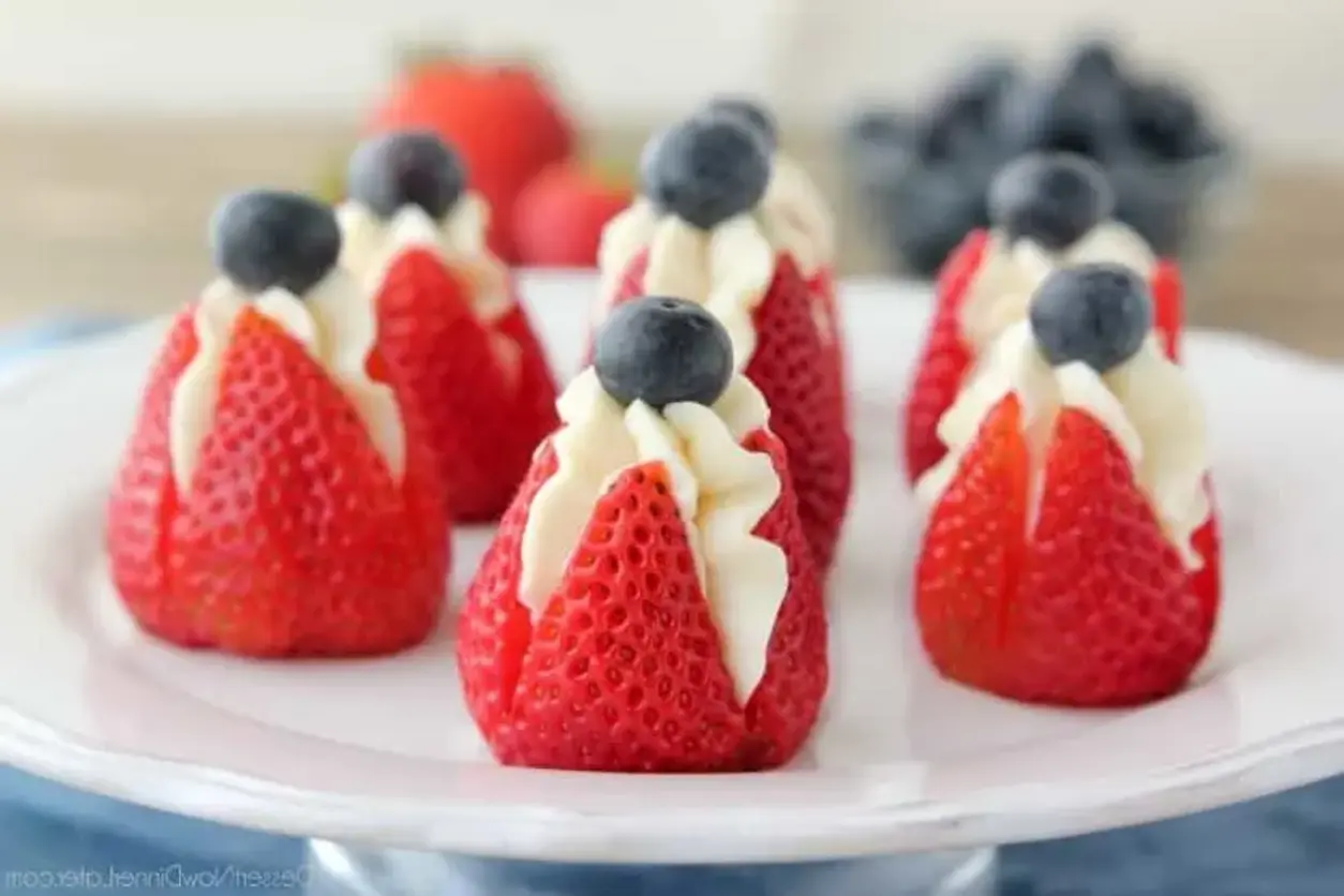 Easy No-Bake Cheesecake Stuffed Strawberries