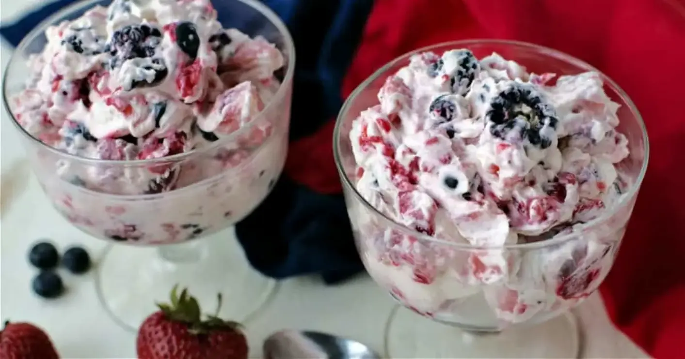 Easy No-Bake Berry Cheesecake Salad